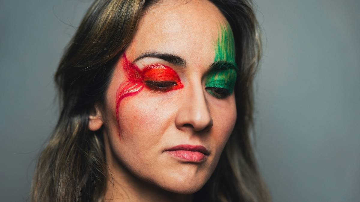 Infographic comparing 2024 runway makeup trends vs. their wearable adaptations: chrome accents become foil eyeliner, graphic liner simplifies to double-wing