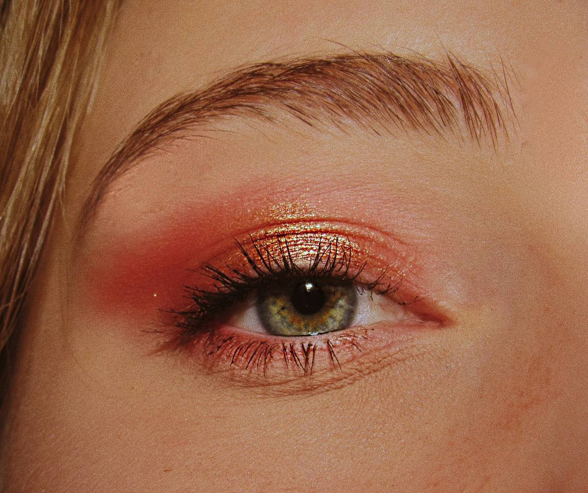 Infographic showing top 5 makeup trends 2025: skin texture focus, neutral metallics, graphic minimalist eyes, elevated blush placement, and lip stain layering