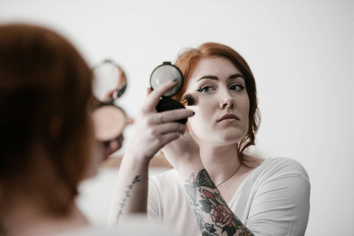 Infographic showing 2025 makeup trend adoption timeline from runway debut to retail availability