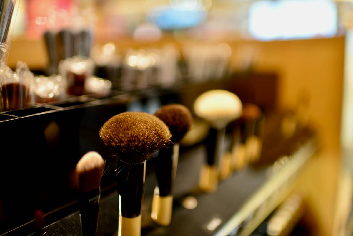 Who Are the Real Trend-Setting Makeup Artists Shaping Runway Beauty Today?