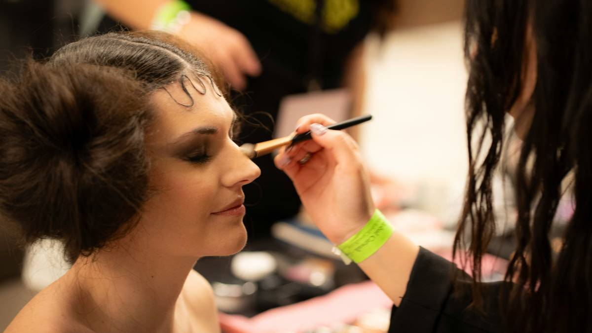 trendsetting makeup tutorials showing side-by-side comparison of backstage vs. runway lighting effects on contouring